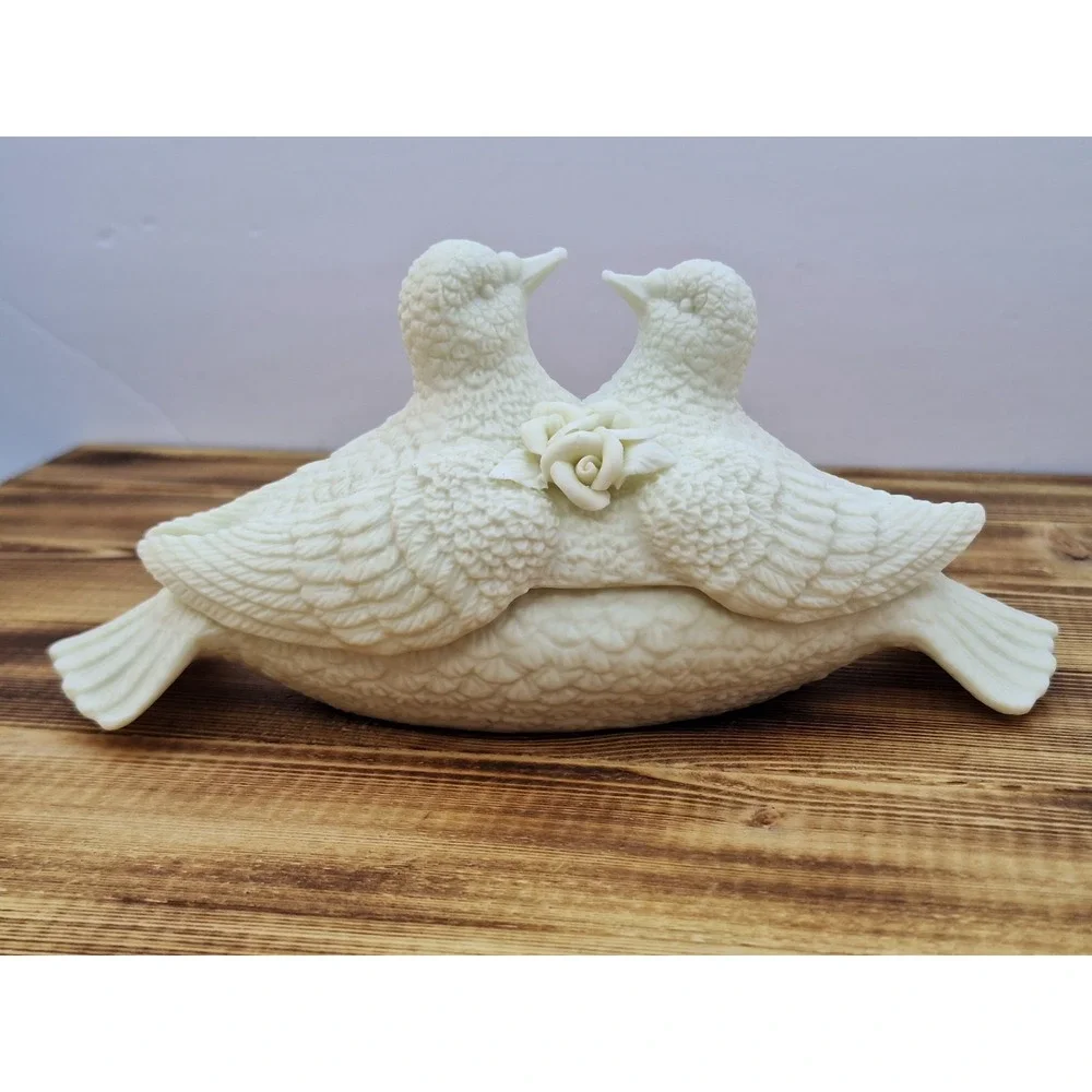 Trinket Box w/ Nesting Love Doves &‎ Flowers On Lid Jewelry Holder